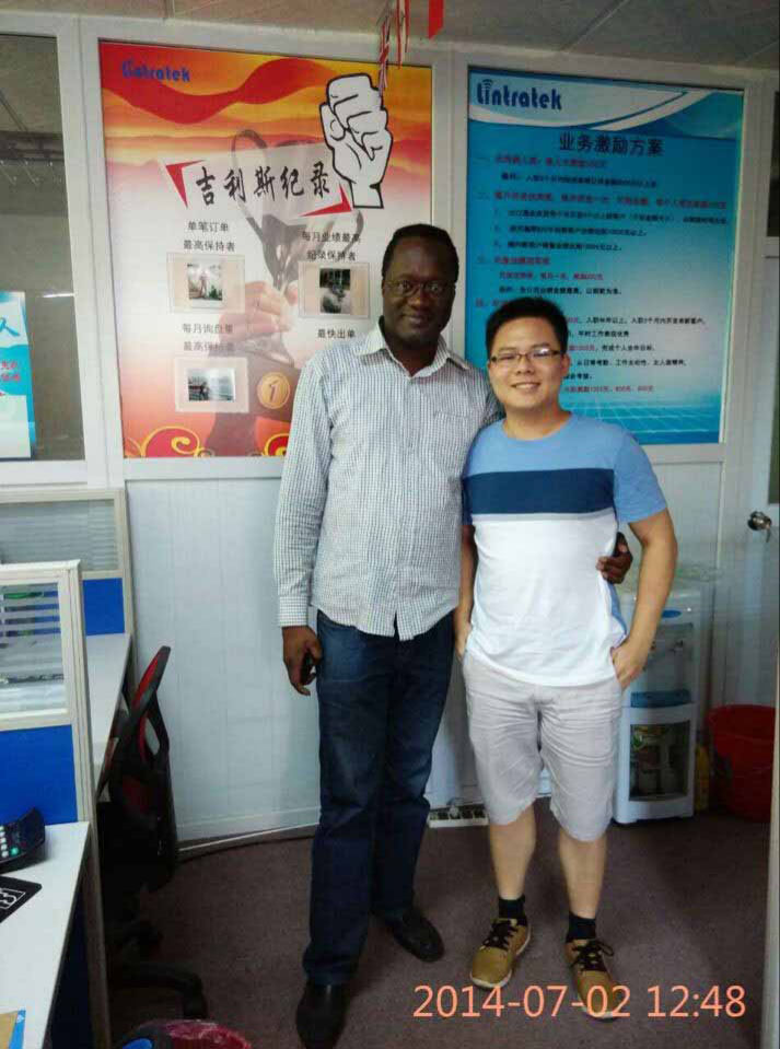 剛果客戶蒞臨參觀手機(jī)信號(hào)放大器工廠無塵生產(chǎn)線,大贊!